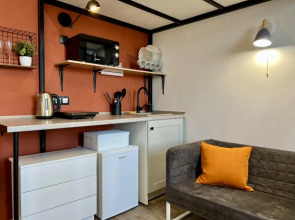 Диван и чемодан на магистрали Вокзальной