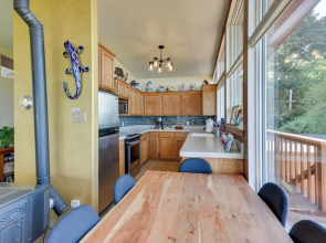 Mckinleyville Getaway w/ Hot Tub & Ocean Views!