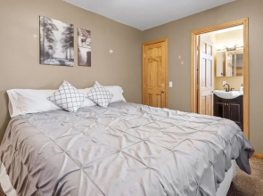 Nana Bear Manor- Quiet And Spacious Log Cabin With Hot Tub Perfect For A Mountain Getaway! 2 Bedroom Cabin