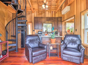 Stunning Mountain Views: Hot Springs Hideaway!