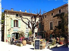 Le Petit Cafe