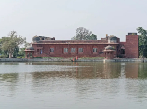 Raj Niwas Palace