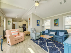 2 Blocks From Aransas Bay: Family Home w/ Patio!