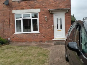 Spacious 3bed House in Walsall With Parking Onsite