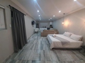 Guest house on Gillian Unit 7