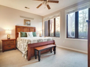 Secluded Sevierville Condo w/ Hot Tub + Mtn Views!