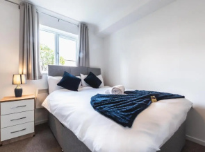 BEST PRICE - Fantastic 2bed 2bath City Centre Apartment! 1 Double bed, 3 Singles or Kingsize, Sofabed, Smart TVs, FREE PARKING