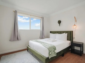 Tranquil 2BR with Coastal Mountain Views