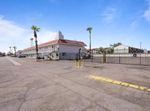 Super 8 by Wyndham Phoenix West