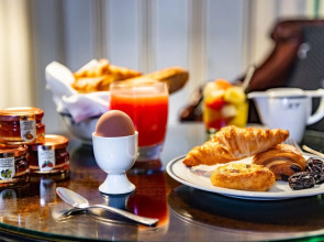 Le Dokhan’s Paris Arc de Triomphe, a Tribute Portfolio Hotel