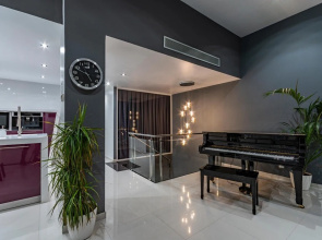 Luxurious Villa. Overflowing Pool 100 Meters From the Beach