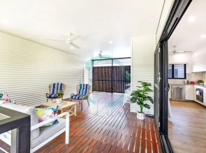 Urbanretreat Modern Outdoor Dining Backyard