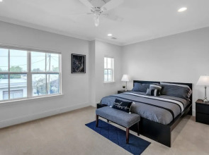 Modern 3br In Bishop Arts Walk To Shops & Dining 3 Bedroom Duplex