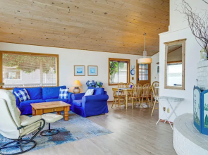 Beachfront Whidbey Island Home + Apartment!