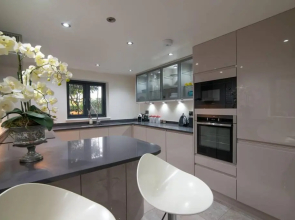Luxury Coach house next to woodland in Knutsford