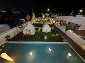 Zhaolan Light Luxury Vacation Homestay (Tekes Bagua City Store)
