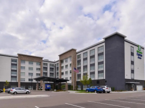 Holiday Inn Express & Suites Mall of America - MSP Airport by IHG
