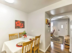 Charming Historic Condo - Walk to Downtown & UW