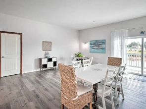 Dog-friendly Canalfront Condo in Ocean Shores