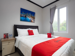 RedDoorz near Botani Square Mall