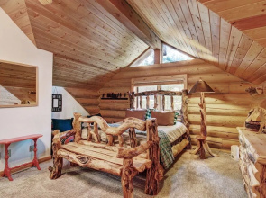 Elk Trail House Peak 7 by Pinnacle Lodging