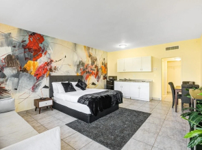 Private Hallandale Beach Studio W/bath, Walking Distance to the Beach, Pool & Free Parking!