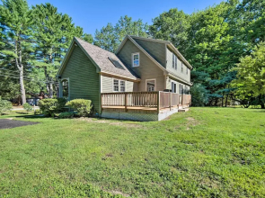 Charming Saco Home w/ Deck, 5 Mi to Beach!