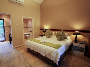 Ibhayi Guest Lodge - Lion Roars Hotels & Lodge