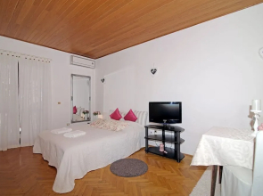 Apartment Sweet Romantic