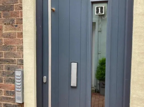 Gorgeous Central Studio with Balcony, 2 mins to Beach and Pier