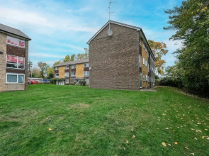Modern 2 Bedroom Apt in Broadlands Court