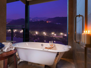 DoubleTree by Hilton Guangzhou Science City-Free Shuttle Bus Service During Canton Fair Period