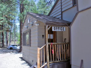 Gold Mine Lodge & Black Bear Cottages
