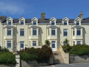 2 Bedroom Apartment + Sea View