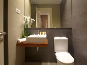 Duquesa Suites Landmark Hotel by Duquessa Hotel Collection