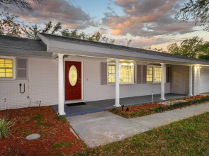 Pool & Game Room: Spacious Brandon Home