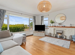 Glynmar - Sea Glimpses Hot Tub Pool Table