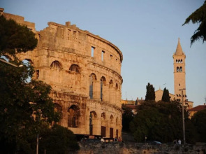 Garden apartment with terrace and grill