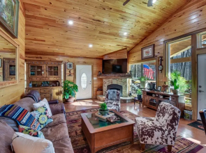 Mountain-view Cabin ~ 2 Mi to Downtown Clayton!