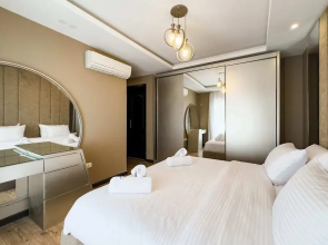 Flattering 2bdr - 5 min to Airport