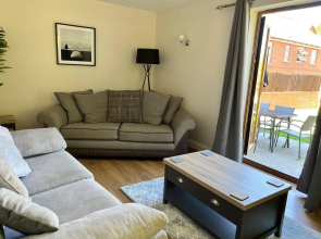 2-bed House - Sleeps 6 - Garden, Parking, Wifi