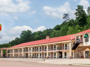 Clarion Pointe Valley Inn