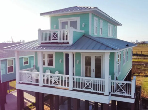 Walk to Ocean: Home w/ Deck in Surfside Beach!