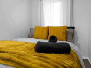 Chic 2BR House Newly Renovated Central Spot