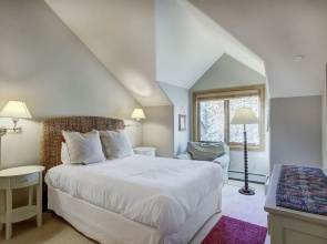 Cozy Mountain 4-Bedroom Retreat in Arrowhead Village 4 Townhouse by RedAwning