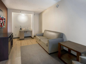 Red Roof Inn PLUS+ Long Island - Garden City