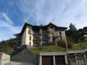 ARAVIS 16003 La Clusaz Skis aux pied