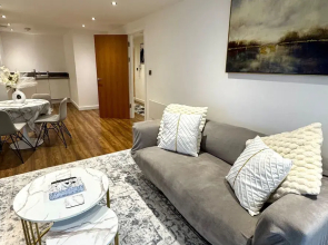 Stylish 2-bed Apt-private Parking-10mins to Centre