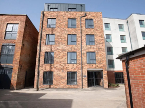 Elliot Oliver - Cosy 2 Bedroom Town Centre Apartment