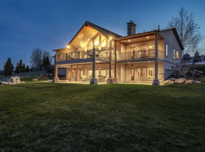 Golf Course Home, Sleeps 30, Private Hot Tub, Access to Ideal Beach, Amazing Views and Space!